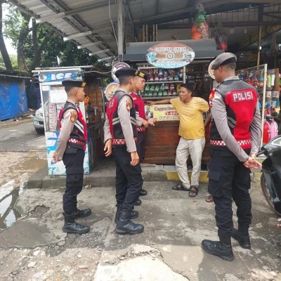 Personel Korps Sabhara Baharkam Polri Patroli Dialogis di Gunung Putri, Blusukan ke Pasar dan Perumahan