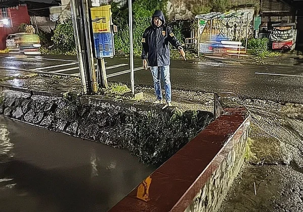 Polsek Serang Cek Genangan Air di Jalan Lopang Usai Hujan Deras