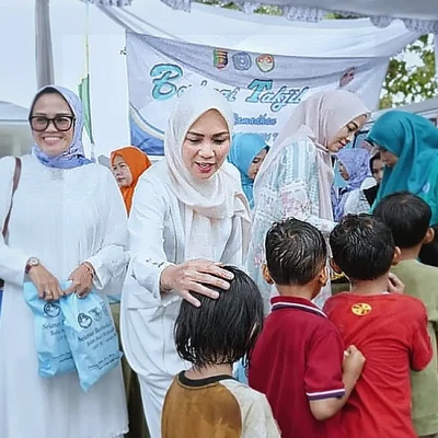 TP PKK dan DWP Lampung Bagikan Ratusan Takjil di Bandar Lampung