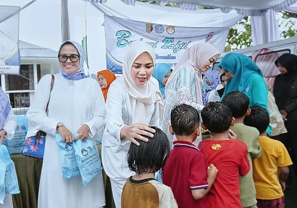 TP PKK dan DWP Lampung Bagikan Ratusan Takjil di Bandar Lampung