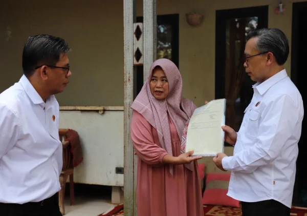 Kakanwil BPN Banten Saksikan Penyerahan Sertipikat PTSL Door to Door di Serang