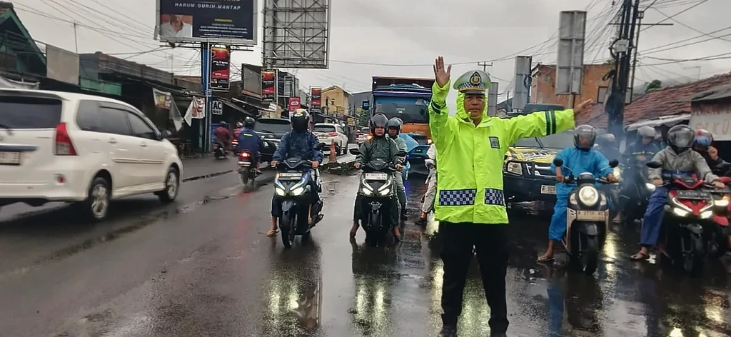 Polsek Kramatwatu Atur Lalu Lintas di Perempatan Serdang, Cegah Macet dan Kecelakaan