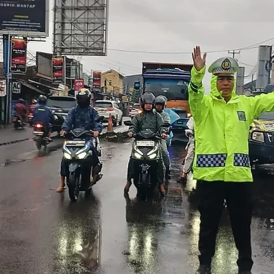 Polsek Kramatwatu Atur Lalu Lintas di Perempatan Serdang, Cegah Macet dan Kecelakaan