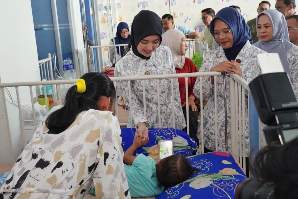 Wagub Lampung Jihan Nurlela Beri Dukungan Moral Pasien Kanker di RSUD Abdul Moeloek
