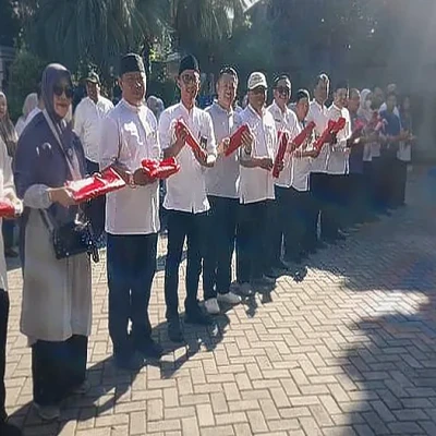 Kecamatan Karawaci Gelar Gerakan Indonesia Asri, Bagikan 160 Bendera Merah Putih