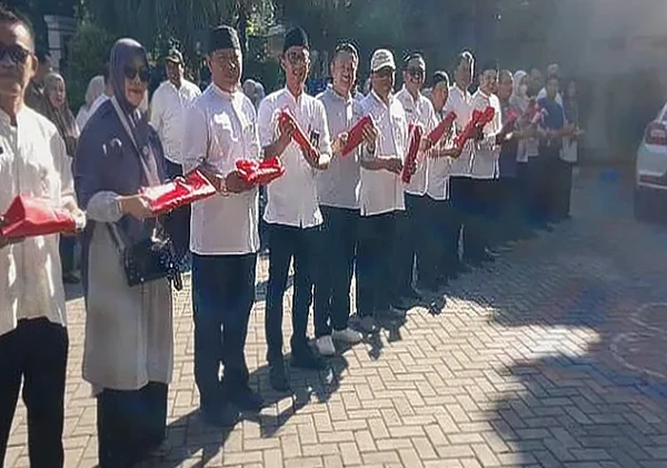 Kecamatan Karawaci Gelar Gerakan Indonesia Asri, Bagikan 160 Bendera Merah Putih