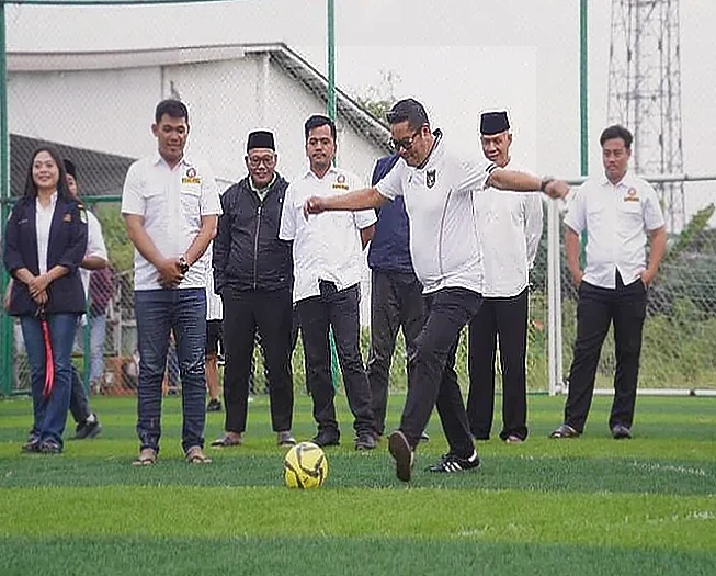 Wakil Wali Kota Tangerang Futsal Bareng Karang Taruna Pinang saat Ngabuburit