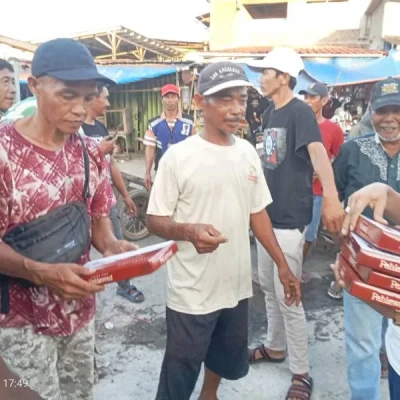 Paguyuban Pedagang Pasar Rau Serang Bagikan Takjil dan 100 Sarung untuk Pekerja Informal