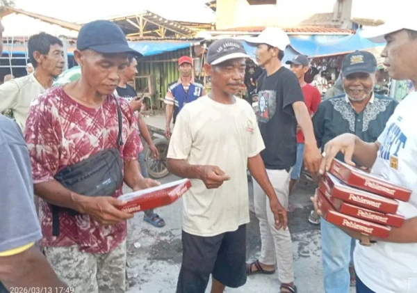 Paguyuban Pedagang Pasar Rau Serang Bagikan Takjil dan 100 Sarung untuk Pekerja Informal