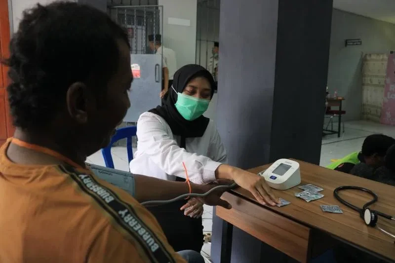 Petugas Medis Lapas Pemuda Madiun Sigap Tangani Pengunjung yang Pusing Saat Kunjungan Idul Fitri