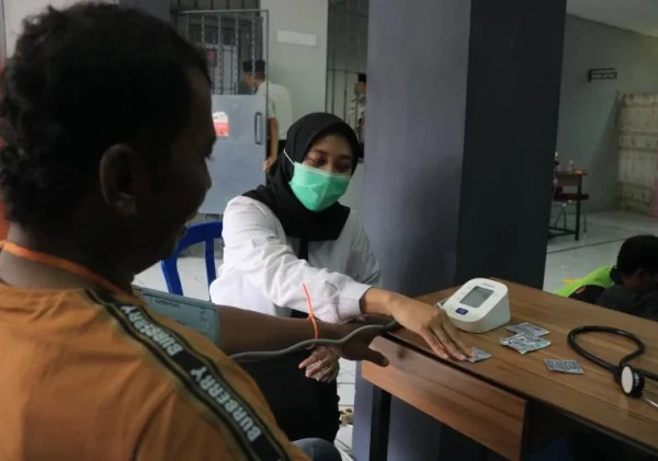 Petugas Medis Lapas Pemuda Madiun Sigap Tangani Pengunjung yang Pusing Saat Kunjungan Idul Fitri