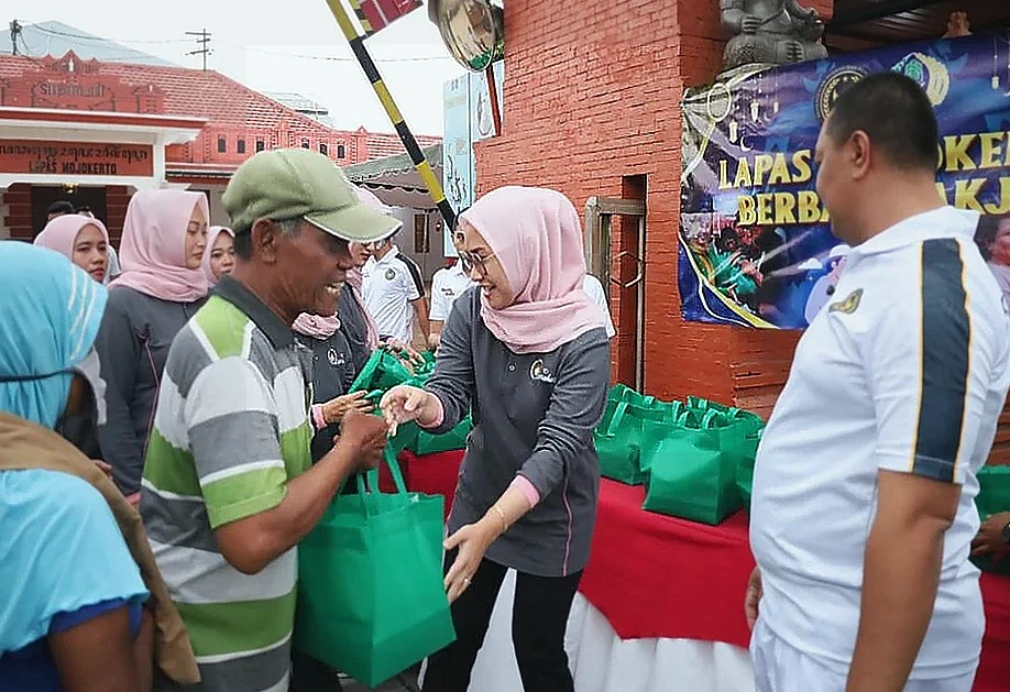 Lapas Mojokerto dan Dharma Wanita Bagikan Takjil Gratis, Warga Antusias