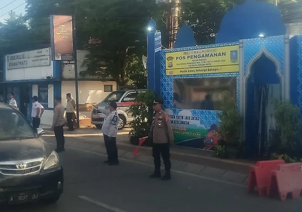 Polsek Kramatwatu Polresta Serkot Atur Lalu Lintas di Pos Pengamanan Ketupat Maung 2026