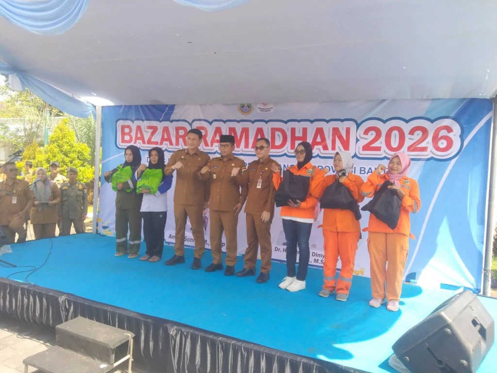 Disperindag Banten Gelar Bazaar Ramadhan, Gubernur Andra Soni Tinjau UKM dan Beri Santunan