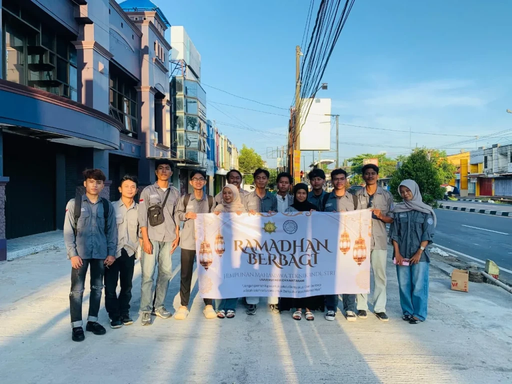 Mahasiswa Teknik Industri UWM Bagikan Takjil Gratis, Terapkan Ilmu Logistik
