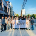 Mahasiswa Teknik Industri UWM Bagikan Takjil Gratis, Terapkan Ilmu Logistik