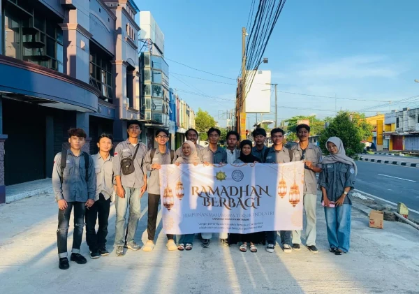 Mahasiswa Teknik Industri UWM Bagikan Takjil Gratis, Terapkan Ilmu Logistik