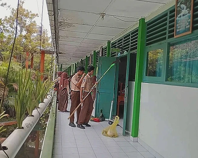 MTsN 4 Bantul Gelar Jumat Bersih, Tanamkan Karakter Peduli Lingkungan