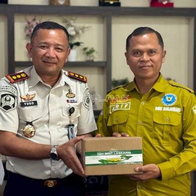 Lapas Narkotika Karang Intan Perkenalkan Kain Sasirangan dan Teh Laskarin ke BNNK Banjarbaru