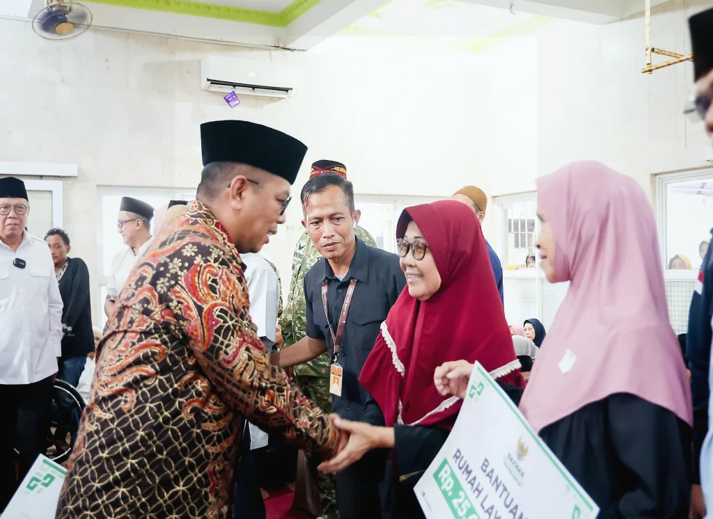 Gubernur Andra Soni Salurkan Bantuan Sosial di Safari Ramadan Tangsel