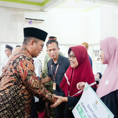 Gubernur Andra Soni Salurkan Bantuan Sosial di Safari Ramadan Tangsel