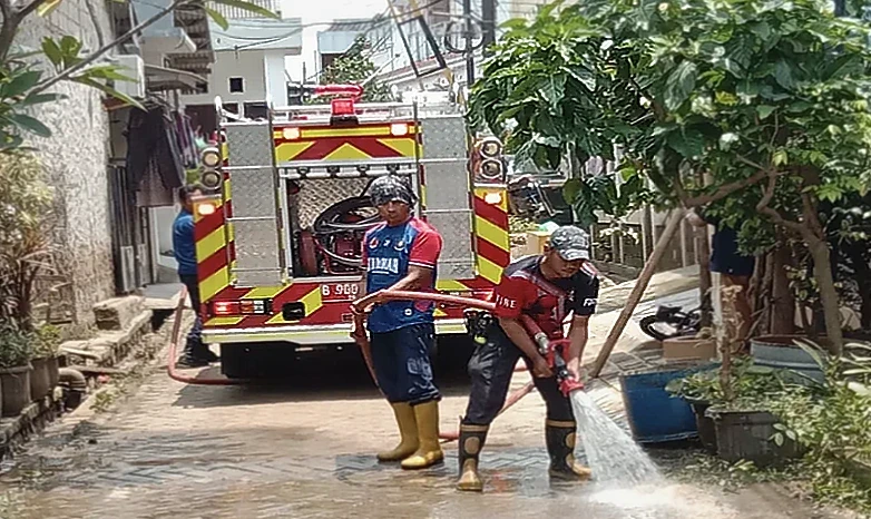 Banjir di Kota Tangerang Surut, Petugas Gabungan Bersihkan Sisa Lumpur