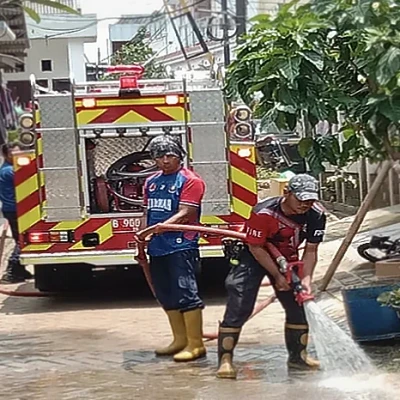 Banjir di Kota Tangerang Surut, Petugas Gabungan Bersihkan Sisa Lumpur