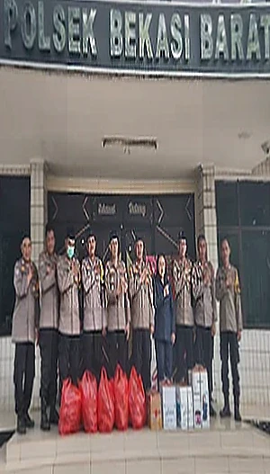 Polsek Bekasi Barat dan Anggota DPRD Bagikan 200 Paket Takjil di Kranji