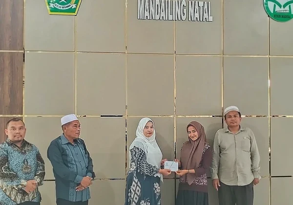 BAZNAS Mandailing Natal Salurkan Beasiswa Rp1 Juta untuk Sembilan Mahasiswa STAIN Madina