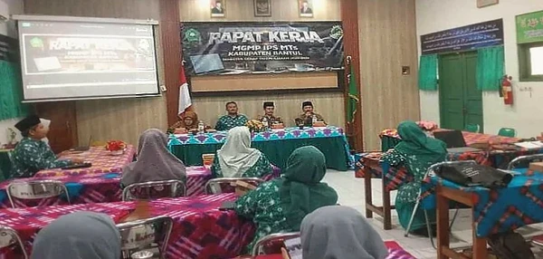 Guru IPS MTsN 4 Bantul Ikuti Rapat Kerja MGMP di Aula MTsN 1 Bantul