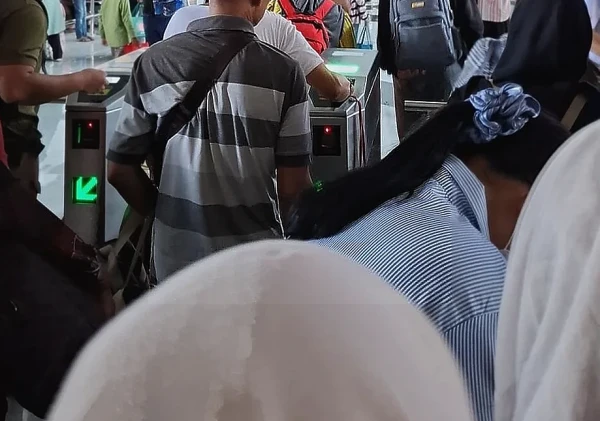 Arus Mudik KRL Cisauk Menuju Rangkasbitung Padat pada Siang Hari