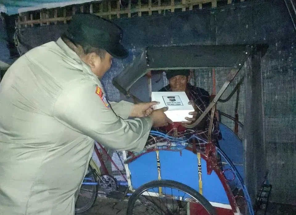 Polsek Rangkasbitung Bagikan Nasi Kotak Saat Patroli Sahur di Lebak