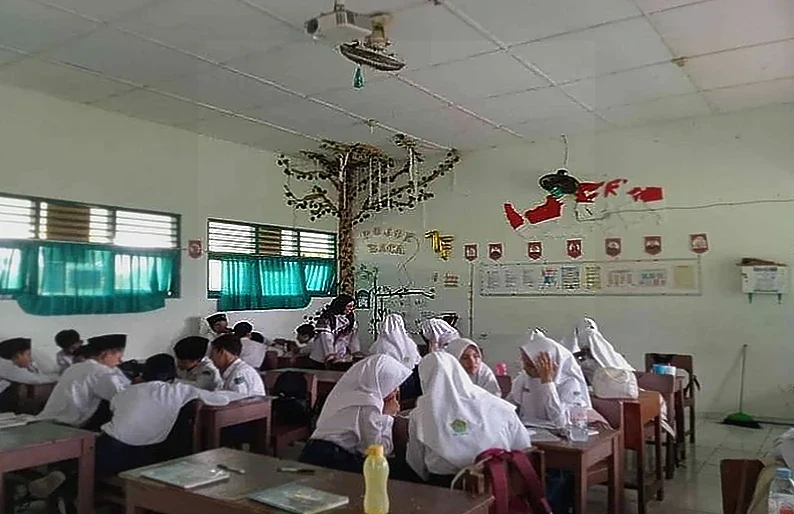 Siswa Kelas VIIF MTsN 4 Bantul Belajar PKn Aktif dengan Teka-Teki Silang