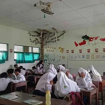 Siswa Kelas VIIF MTsN 4 Bantul Belajar PKn Aktif dengan Teka-Teki Silang