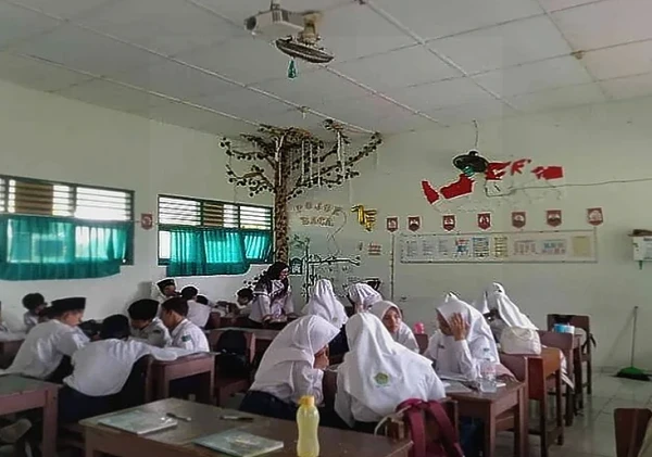 Siswa Kelas VIIF MTsN 4 Bantul Belajar PKn Aktif dengan Teka-Teki Silang