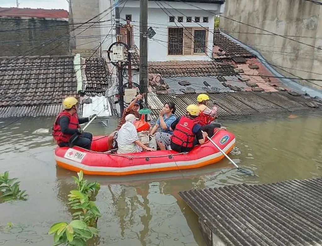 Petugas Gabungan Evakuasi Warga Terdampak Banjir di Kota Tangerang