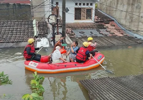 Petugas Gabungan Evakuasi Warga Terdampak Banjir di Kota Tangerang