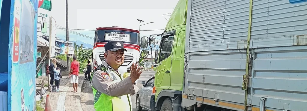 Personel Polres Cilegon Atur Lalu Lintas di Simpang Bojonegara