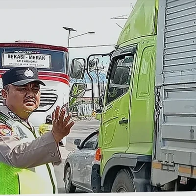 Personel Polres Cilegon Atur Lalu Lintas di Simpang Bojonegara