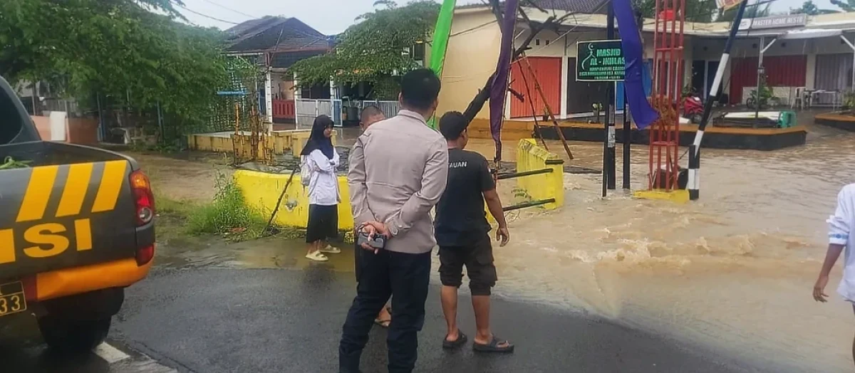 Kapolsek Kramatwatu Pantau Genangan Air 50 Cm di Perumahan Puri Cilegon