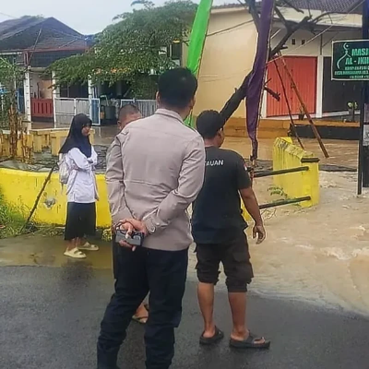 Kapolsek Kramatwatu Pantau Genangan Air 50 Cm di Perumahan Puri Cilegon