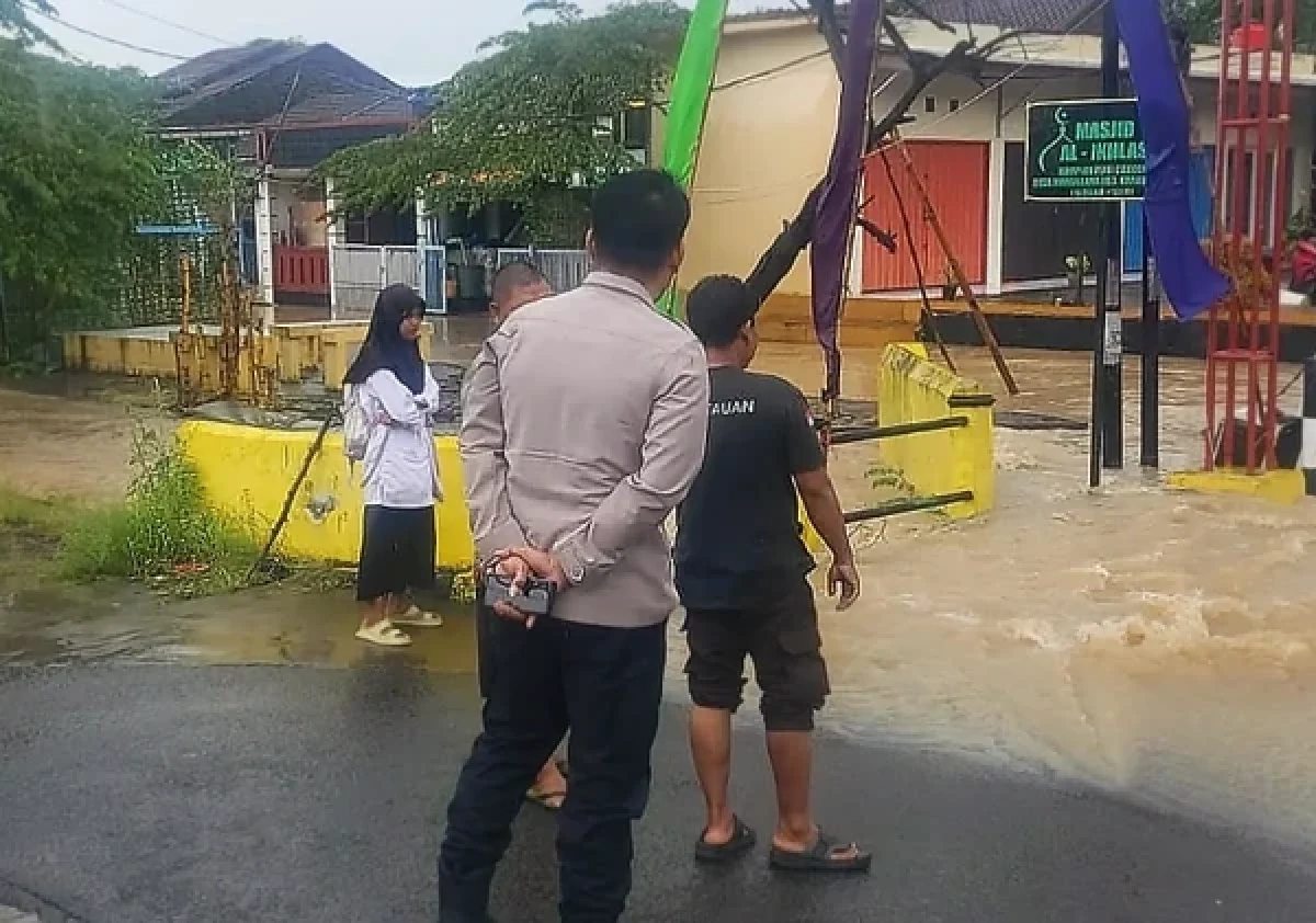 Kapolsek Kramatwatu Pantau Genangan Air 50 Cm di Perumahan Puri Cilegon