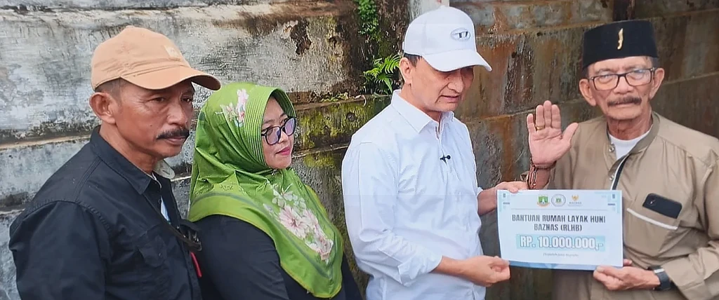 Wagub Banten Achmad Dimyati Serahkan Bantuan RTLH Rp10 Juta untuk Empat Warga Pandeglang