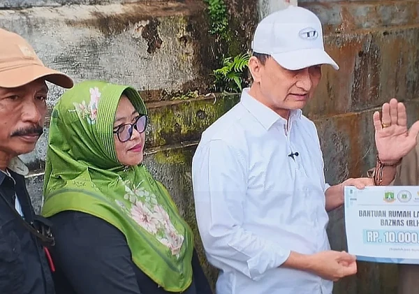 Wagub Banten Achmad Dimyati Serahkan Bantuan RTLH Rp10 Juta untuk Empat Warga Pandeglang