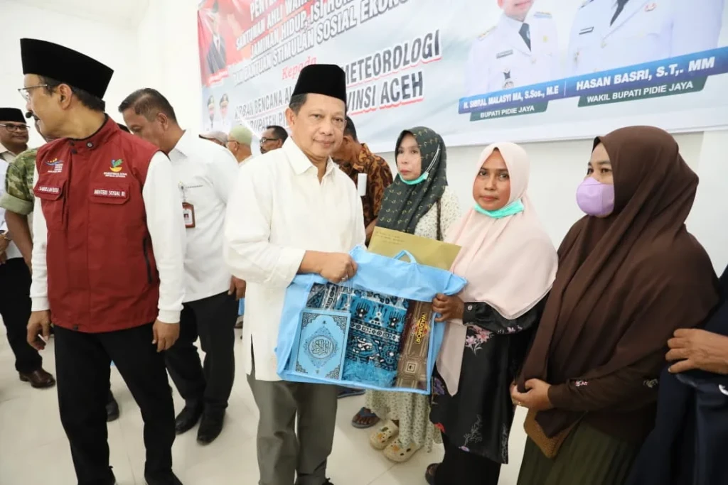 Mendagri Tito dan Mensos Serahkan Bantuan Korban Bencana Pidie Jaya