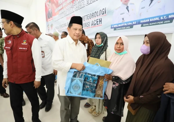 Mendagri Tito dan Mensos Serahkan Bantuan Korban Bencana Pidie Jaya