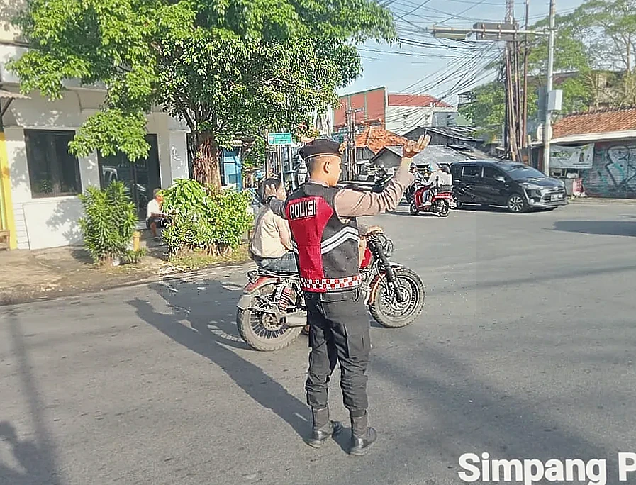 Personel Baharkam Polri Siaga Atur Lalu Lintas di Lima Titik Rawan Depok