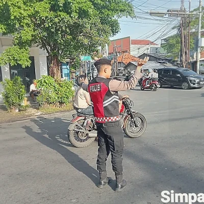 Personel Baharkam Polri Siaga Atur Lalu Lintas di Lima Titik Rawan Depok