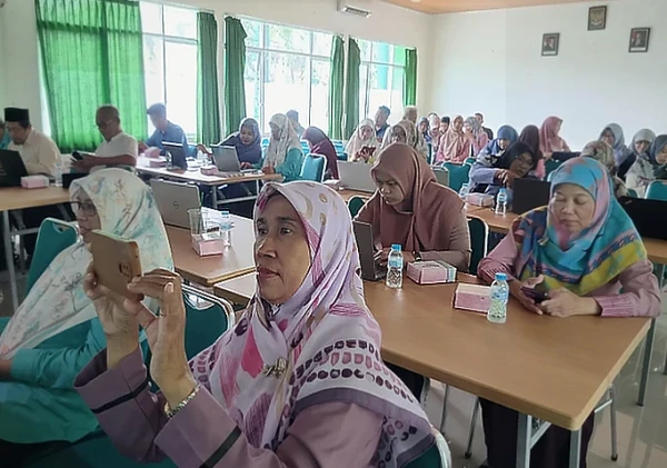 Guru dan Pegawai MTsN 4 Bantul Ikuti Pelatihan Penulisan Berita Online
