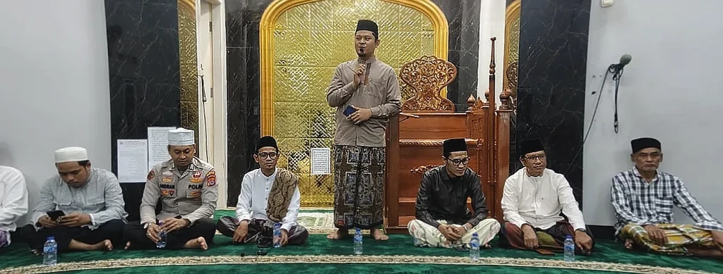 Polsek Waringinkurung dan Muspika Gelar Tarawih Kunjungan di Serang